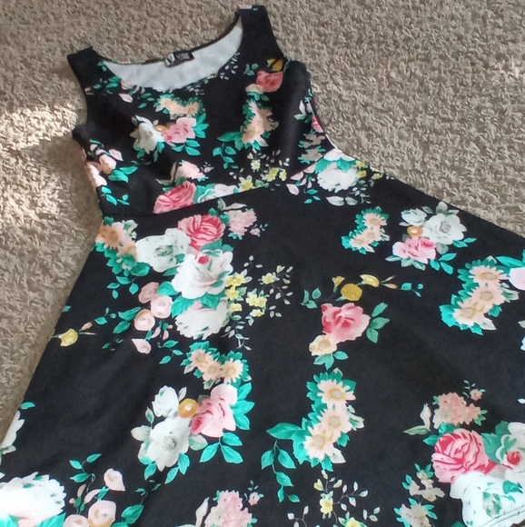 A floral wedding guest dress 👗 - Picture 1 of 3